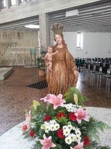 Barocke Marienfigur in Maria, Königin des Friedens.