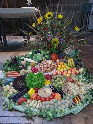 Die Erntegaben vor dem Altar