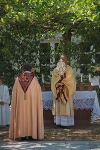 Beim Altar vor dem Rathaus