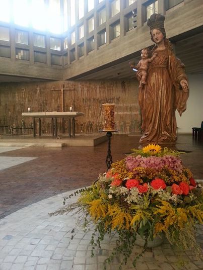 Blick auf die Marienfigur und den Altarraum von MKdF