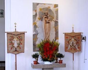 Marienaltar mit den Kirchenfahnen