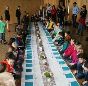 Beim Einkehrtag durften die Kinder an einer schön gedeckten Tafel sitzen